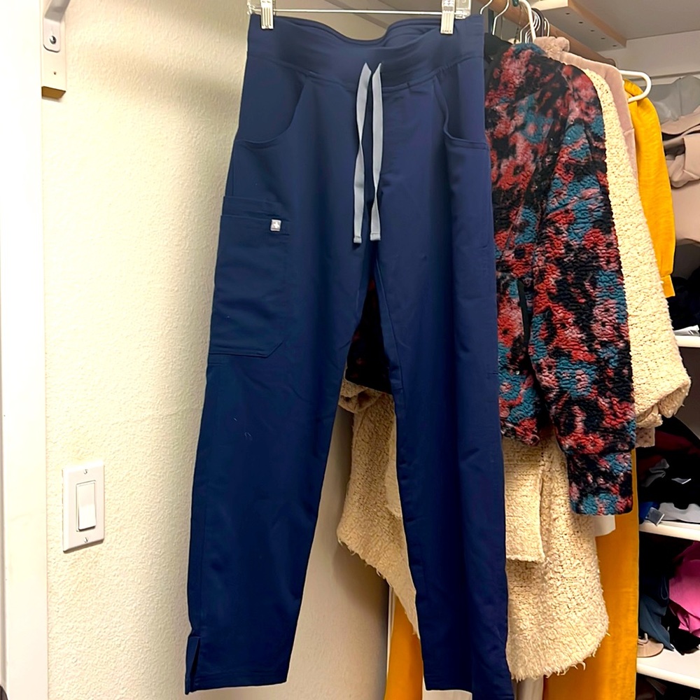 Scrub pants navy color by figs. Xs petite